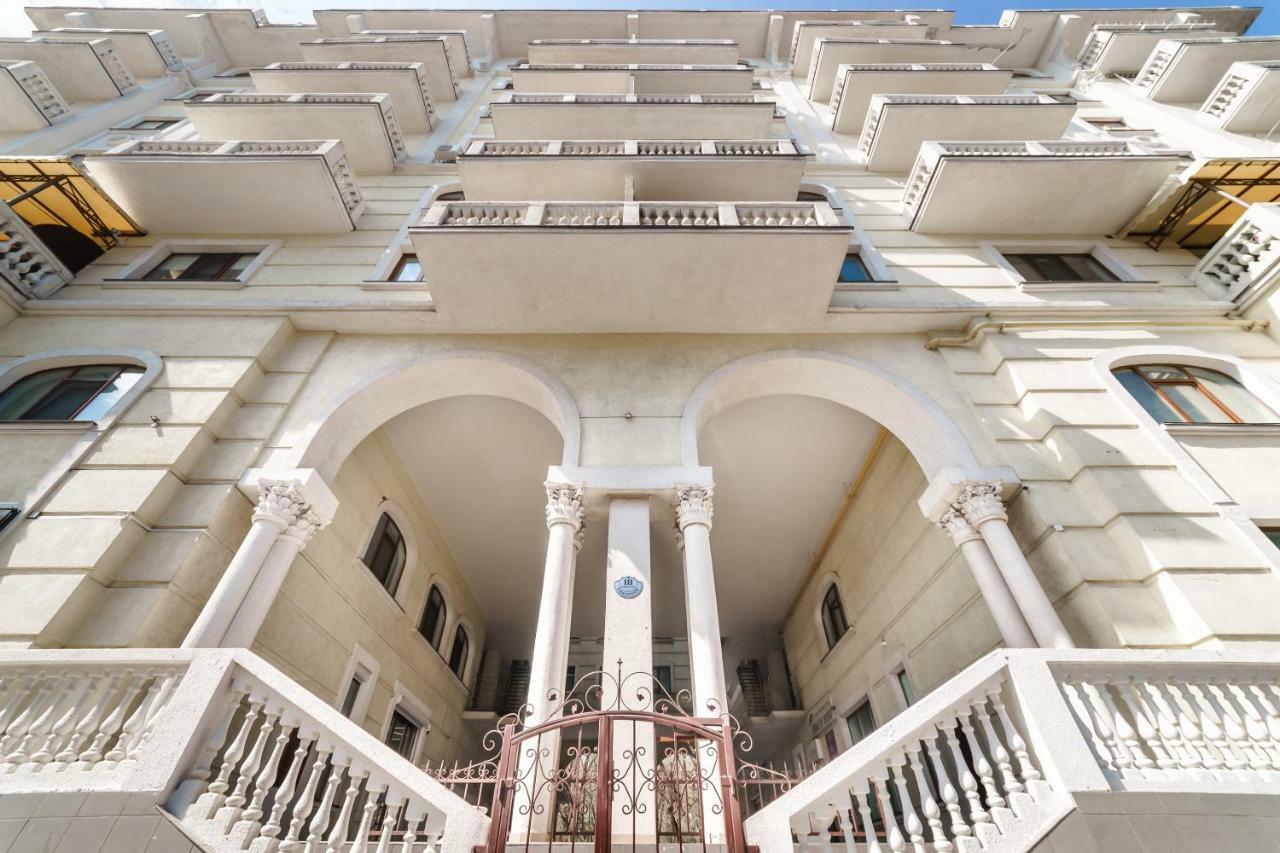 Stylish Apartment With A Balcony Overlooking The Park โอเดสซา ภายนอก รูปภาพ